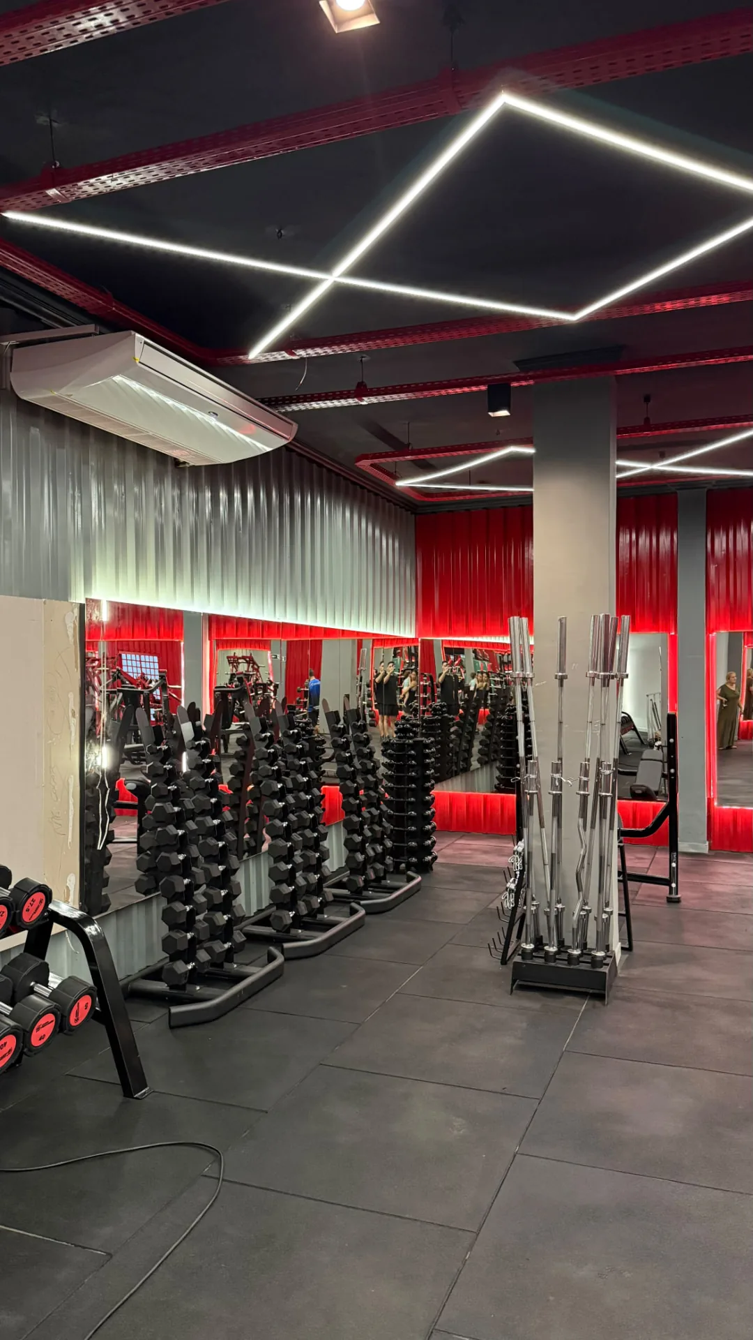 Equipamentos de treino da unidade Corpo e Saúde em Cuiabá