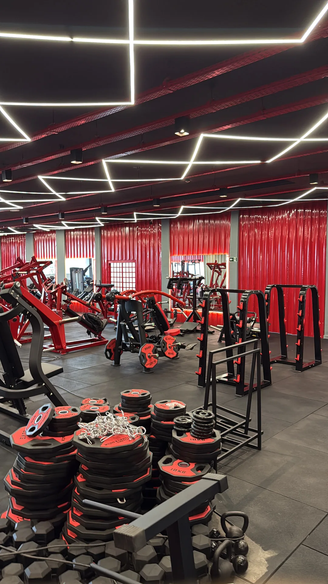 Área de musculação da academia Corpo e Saúde Cuiabá